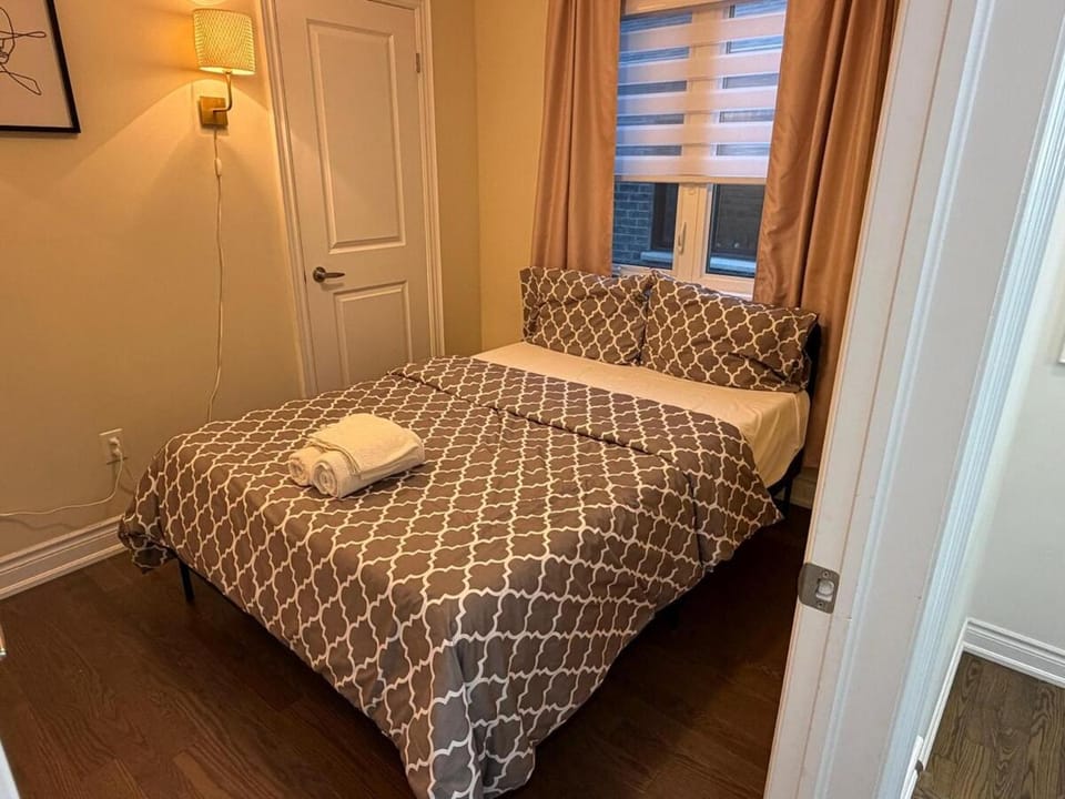 Spacious 4BR Brampton Retreat Modern and Central Villa in Halton Hills