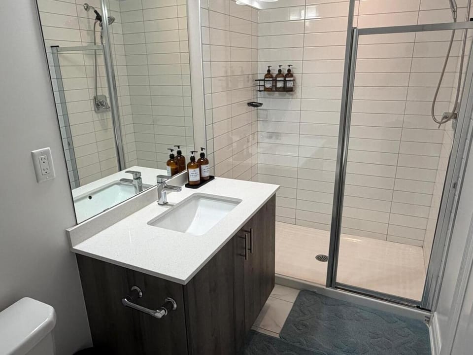 Spacious 4BR Brampton Retreat Modern and Central Villa in Halton Hills