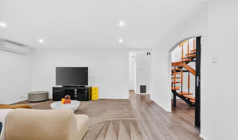 Communal lounge/ TV room, TV and multimedia, Living room, Seating area, Evening entertainment, air conditioner