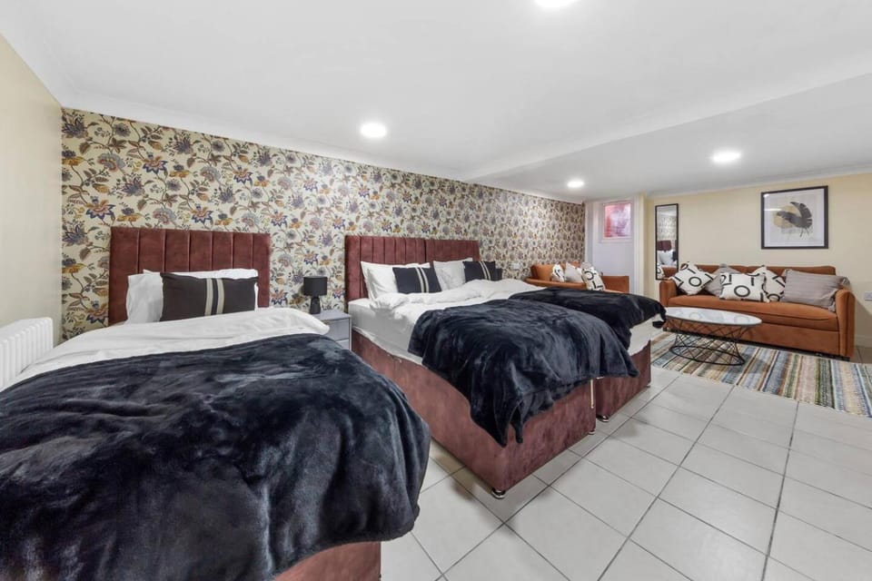Huge 9BR London Stay Perfect For Groups Near Tube House in London