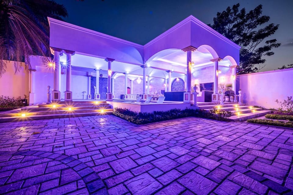 The Palace 10BR Villa Luxury Pool, Jacuzzi, Resort Style Bar Villa in Jaco