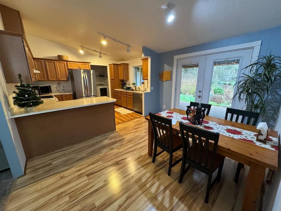 Patio, Kitchen or kitchenette, Seating area, Dining area