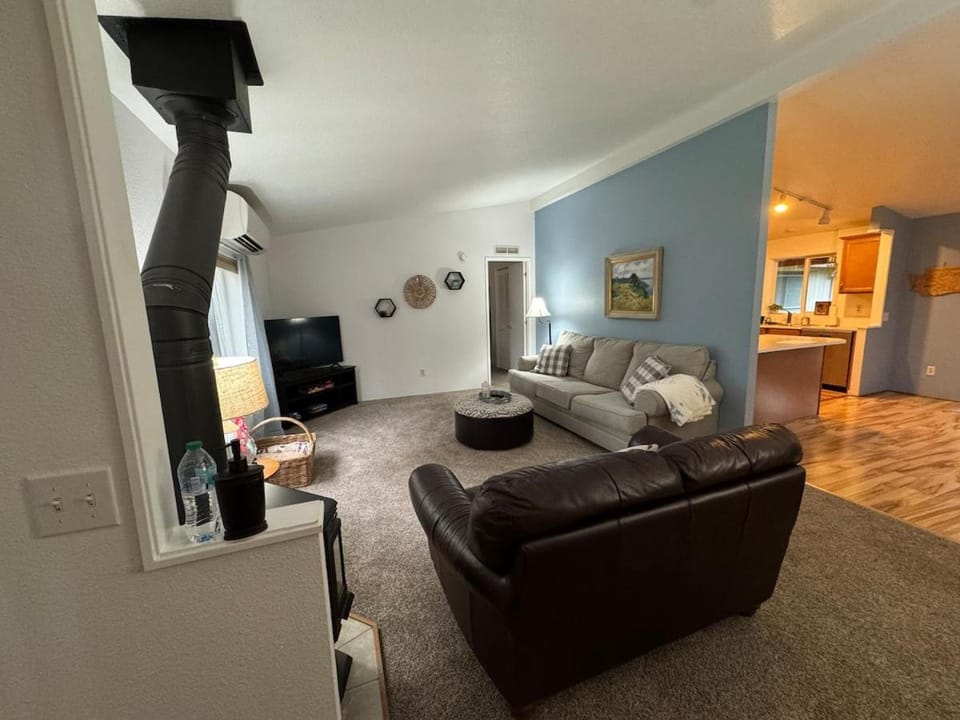 TV and multimedia, Kitchen or kitchenette, Living room, Seating area, fireplace
