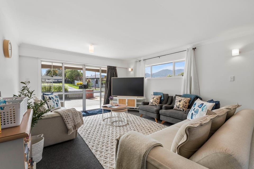 Communal lounge/ TV room, TV and multimedia, Living room, Seating area