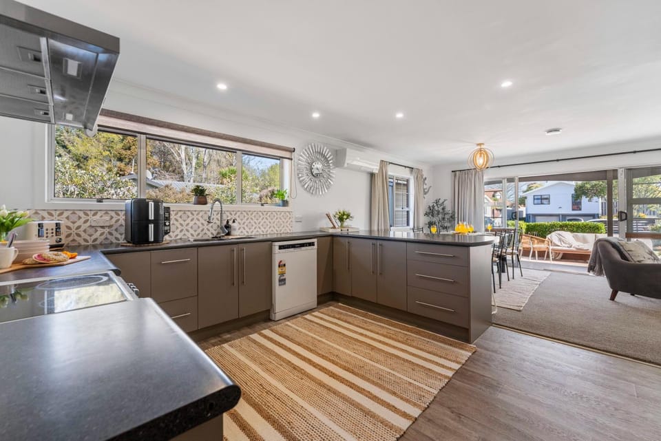 Kitchen or kitchenette, Seating area, Dining area, dishwasher, oven, stove
