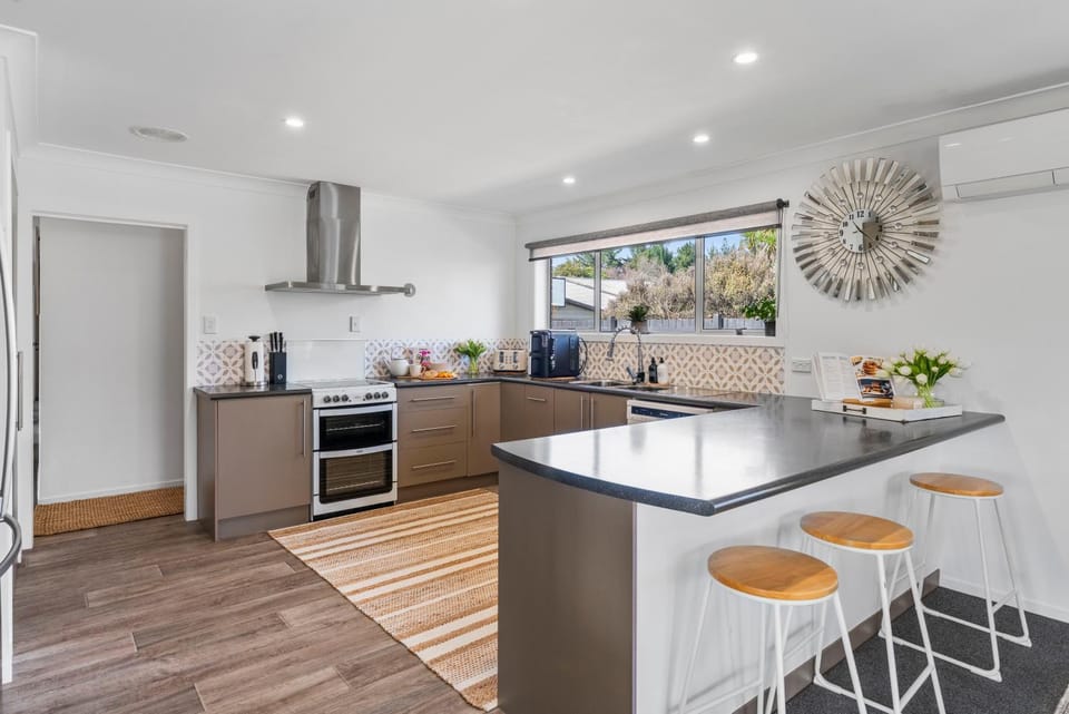 Coffee/tea facilities, Kitchen or kitchenette, Dining area, dishwasher, oven, stove, toaster