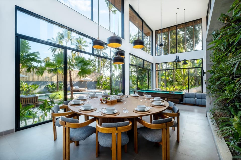 Living room, Seating area, Dining area