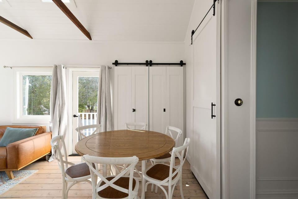 Bed, Photo of the whole room, Seating area, Dining area, Bedroom