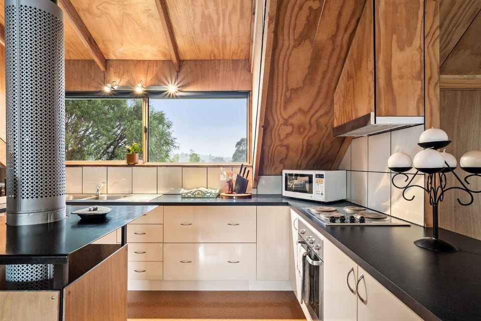 Kitchen or kitchenette, pet friendly, stove, toaster