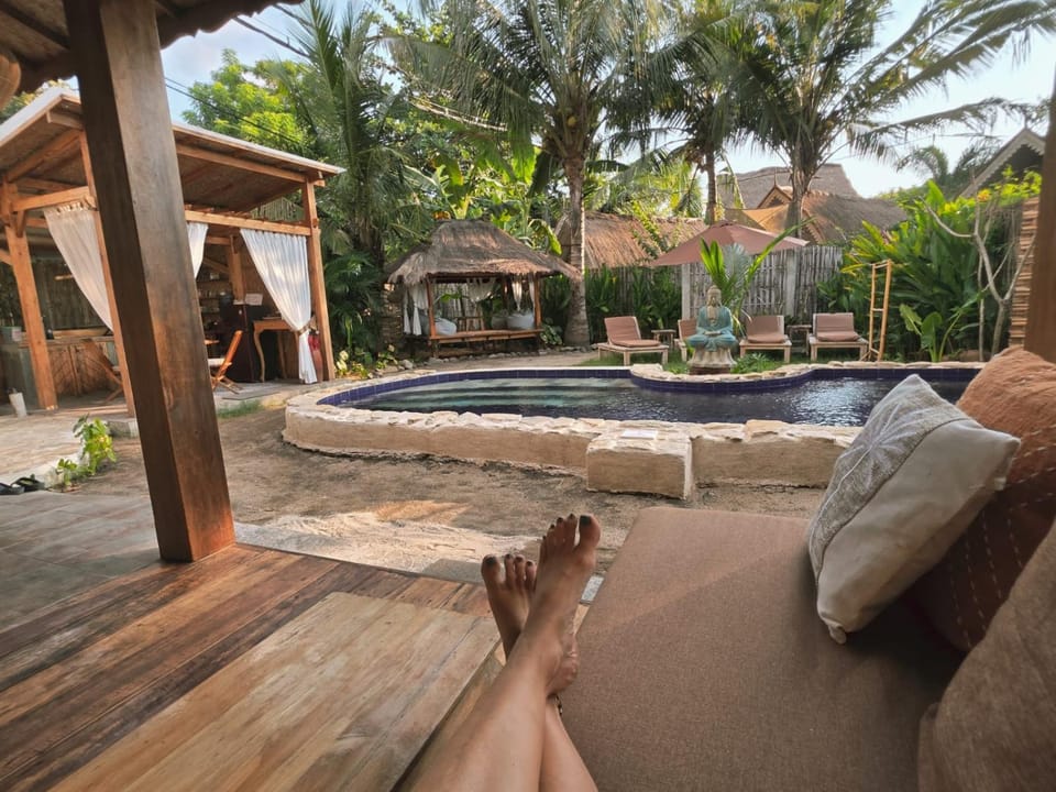 Property building, Patio, Natural landscape, Garden, Garden, Garden view, Pool view, Swimming pool, sunbed