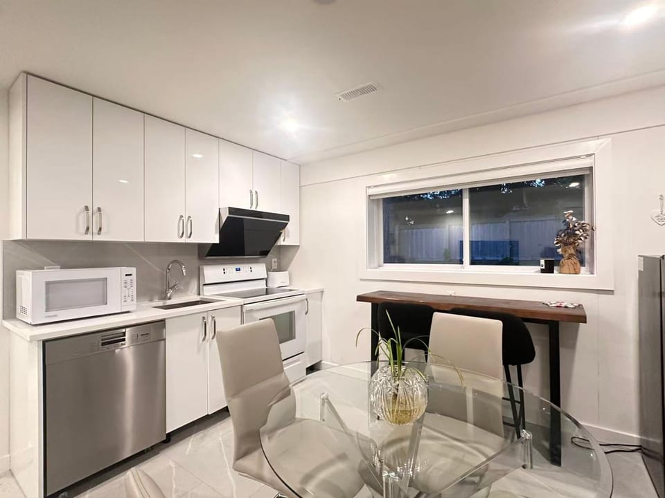 Two bedroom suit with private entrance in Tsawwassen near Ferry Bed and Breakfast in Delta