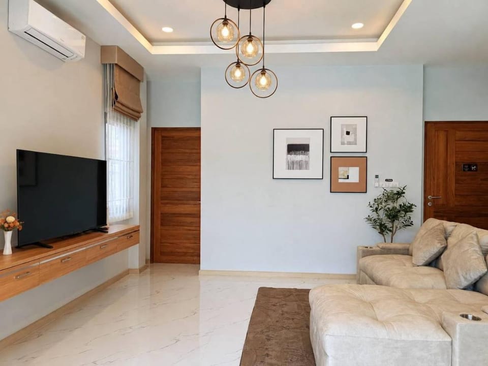 TV and multimedia, Living room, Seating area, air conditioner