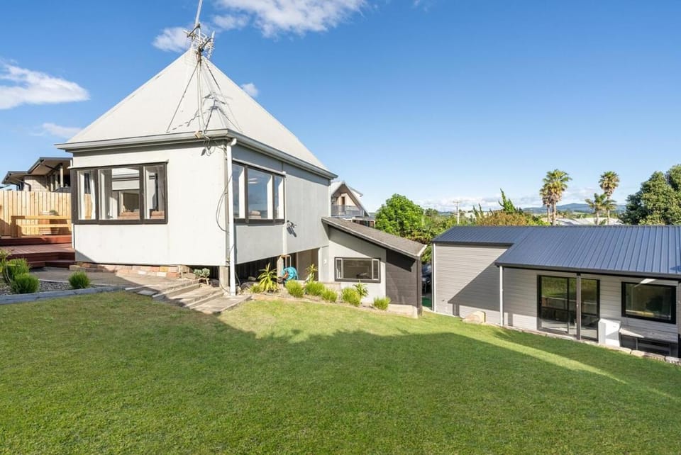 Beach House Bliss - 1 Min Walk to the Beach - Sleeps 6 House in Bay Of Plenty