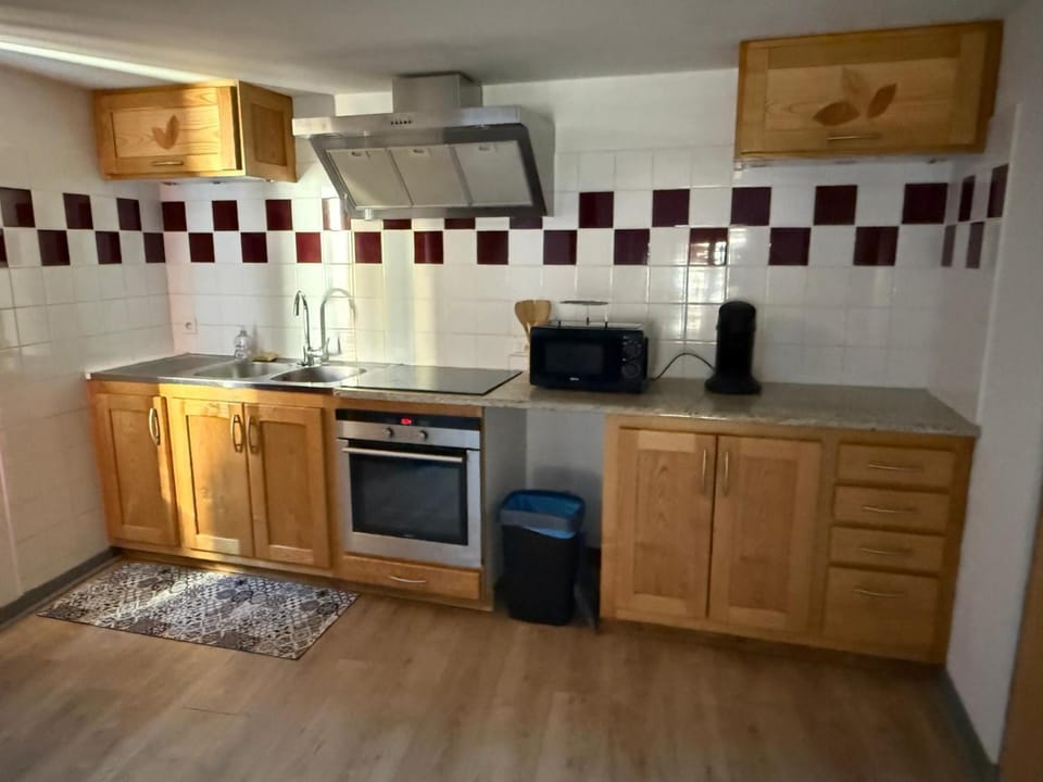 Kitchen or kitchenette, oven