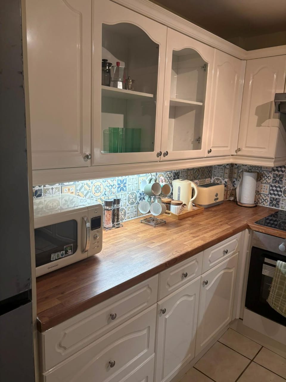 Coffee/tea facilities, Kitchen or kitchenette, dishwasher, stove, toaster
