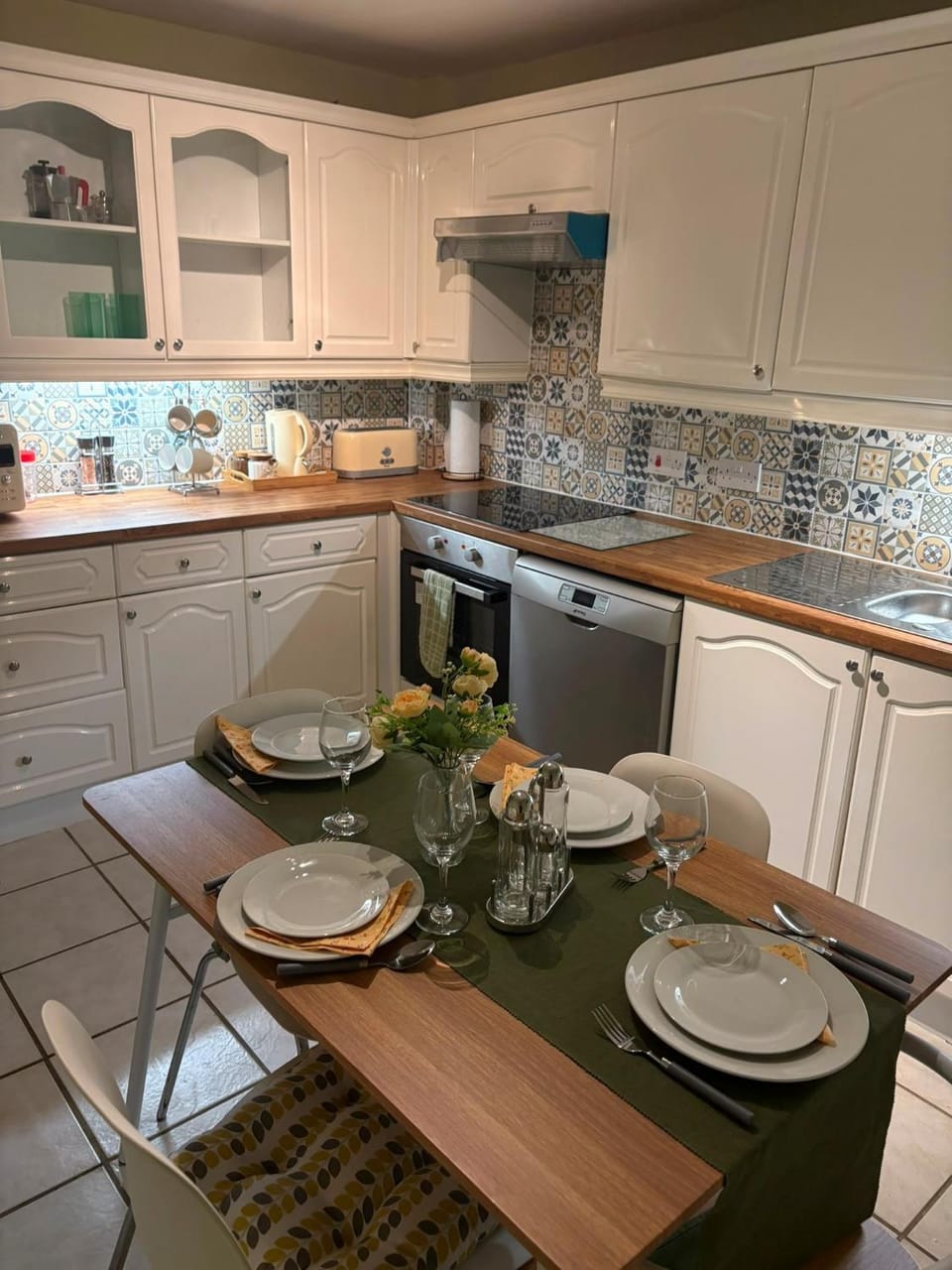 Kitchen or kitchenette, Dining area, stove
