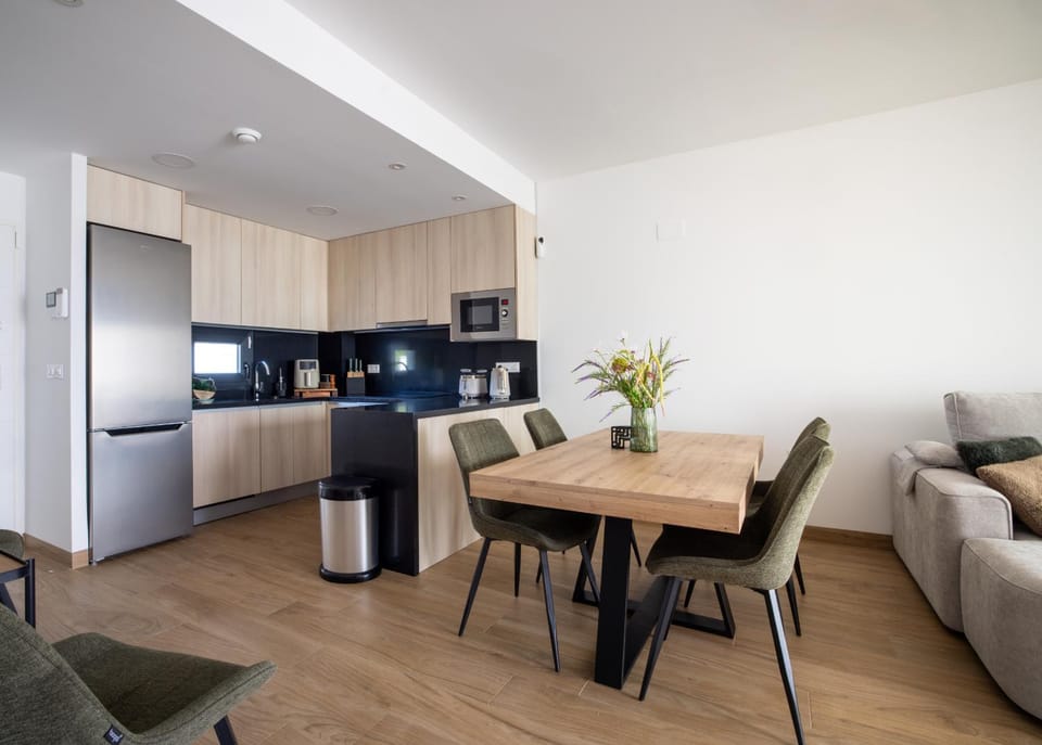 Coffee/tea facilities, Kitchen or kitchenette, Living room, Seating area, Dining area, oven
