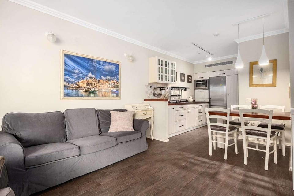Lili's Garden 1bd by the Marina-pool&parking Apartment in Herzliya