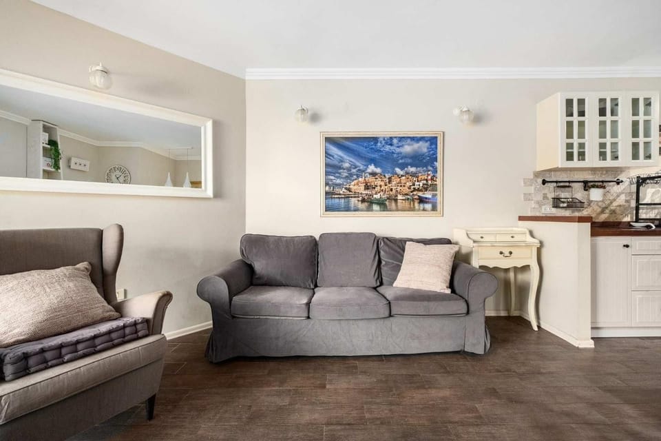 Lili's Garden 1bd by the Marina-pool&parking Apartment in Herzliya