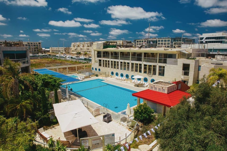 Lili's Garden 1bd by the Marina-pool&parking Apartment in Herzliya