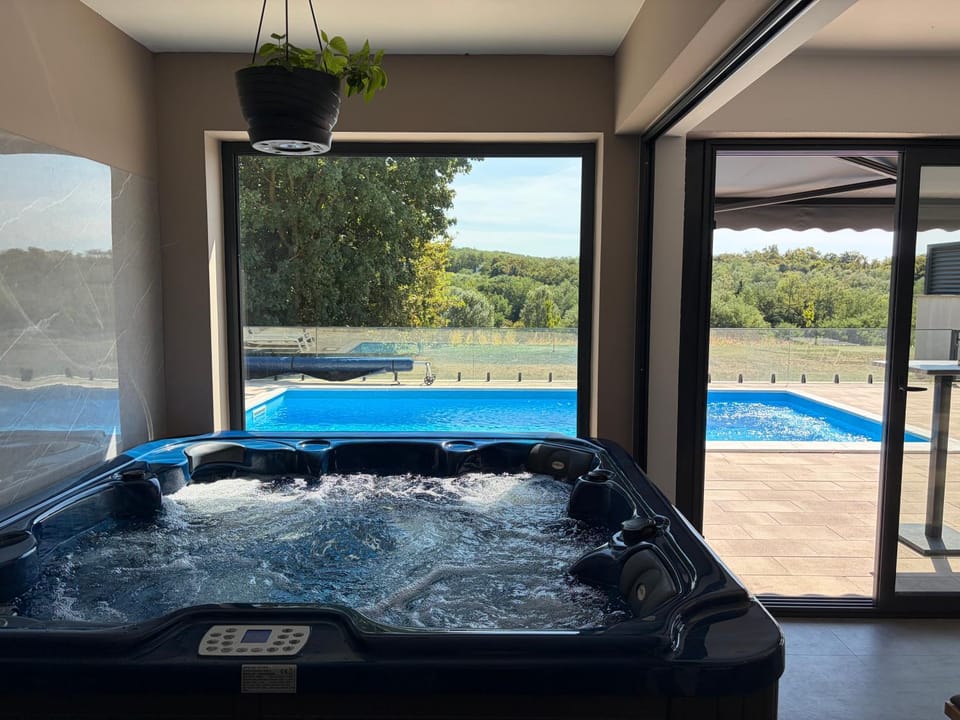 Day, Natural landscape, Hot Tub, Sauna, Pool view, Swimming pool, sunbed