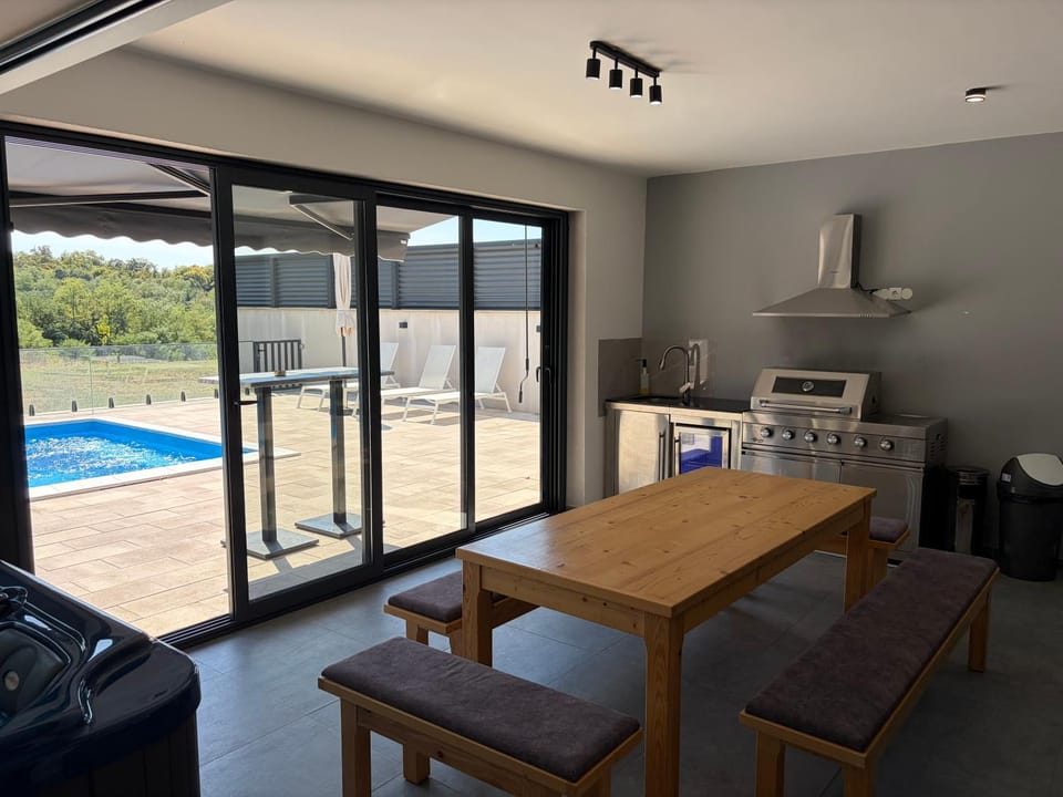 Patio, Balcony/Terrace, Kitchen or kitchenette, Seating area, Dining area, Pool view, Swimming pool, pet friendly