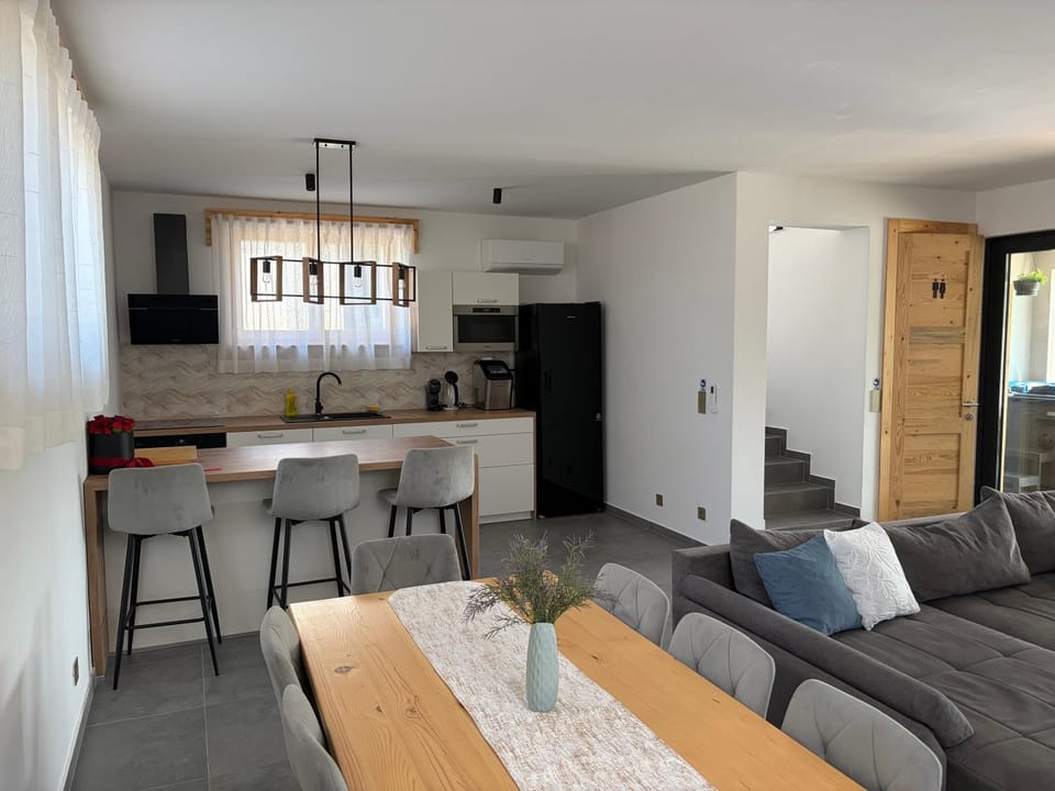 TV and multimedia, Living room, Seating area, Dining area, oven, pet friendly, stove, kitchen