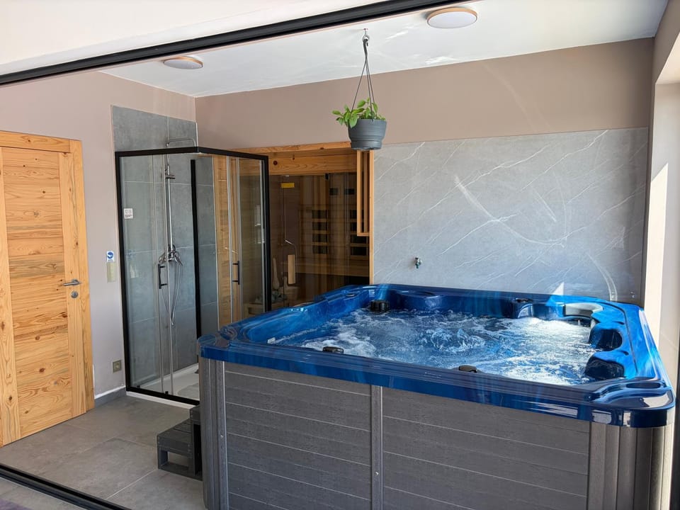 Hot Tub, Sauna, Bathroom