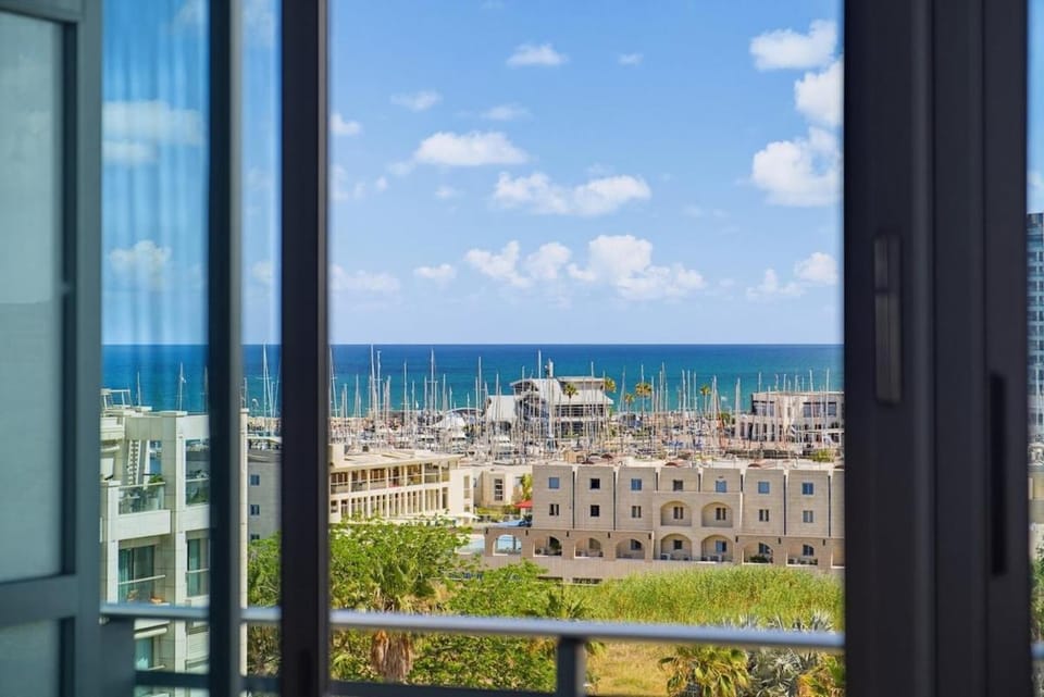 Okianos 1bd Sea View and Balcony Apartment in Herzliya