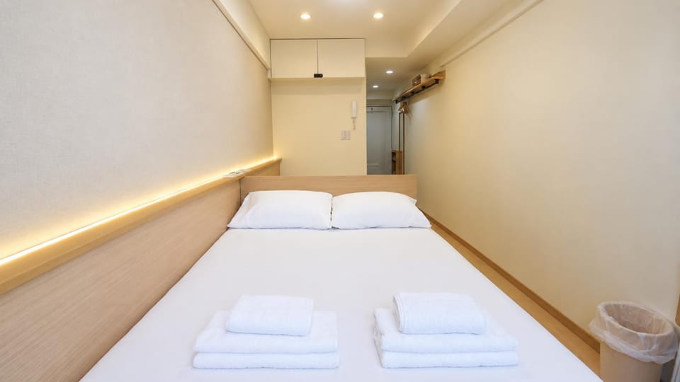 Bed, Photo of the whole room, towels