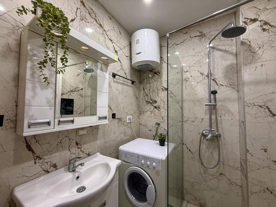 Shower, Toilet, Bathroom, towels, washing machine