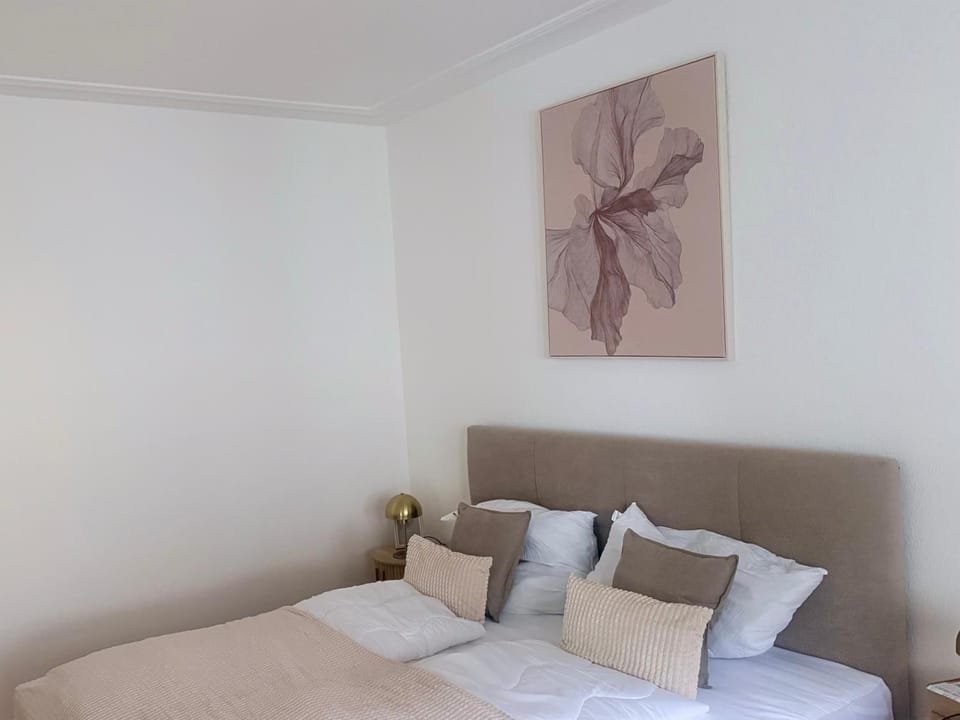 Bed, Photo of the whole room, Decorative detail, Bedroom