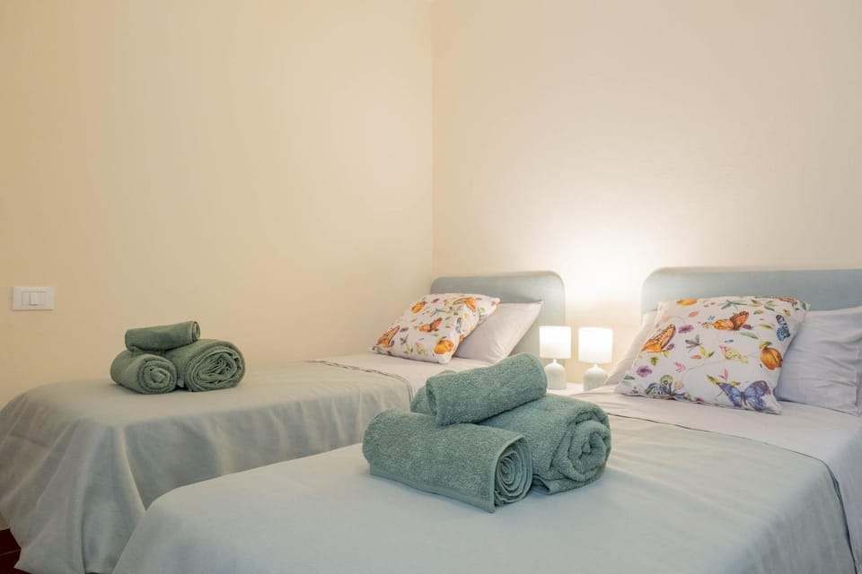 Bed, Photo of the whole room, Bedroom, towels