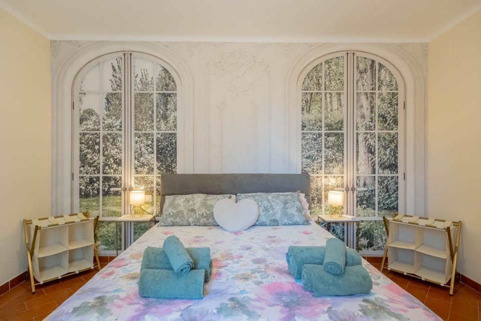 Bed, Photo of the whole room, Bedroom, towels