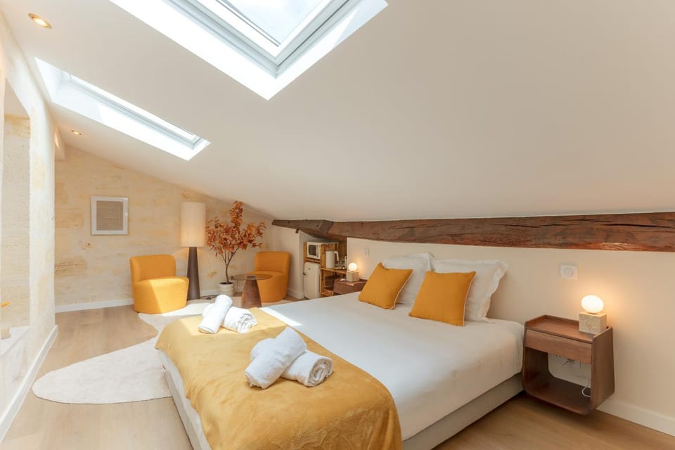 Bed, Living room, Photo of the whole room, Bedroom