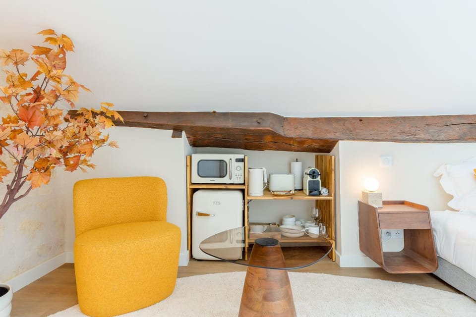 Bed, Photo of the whole room, Seating area