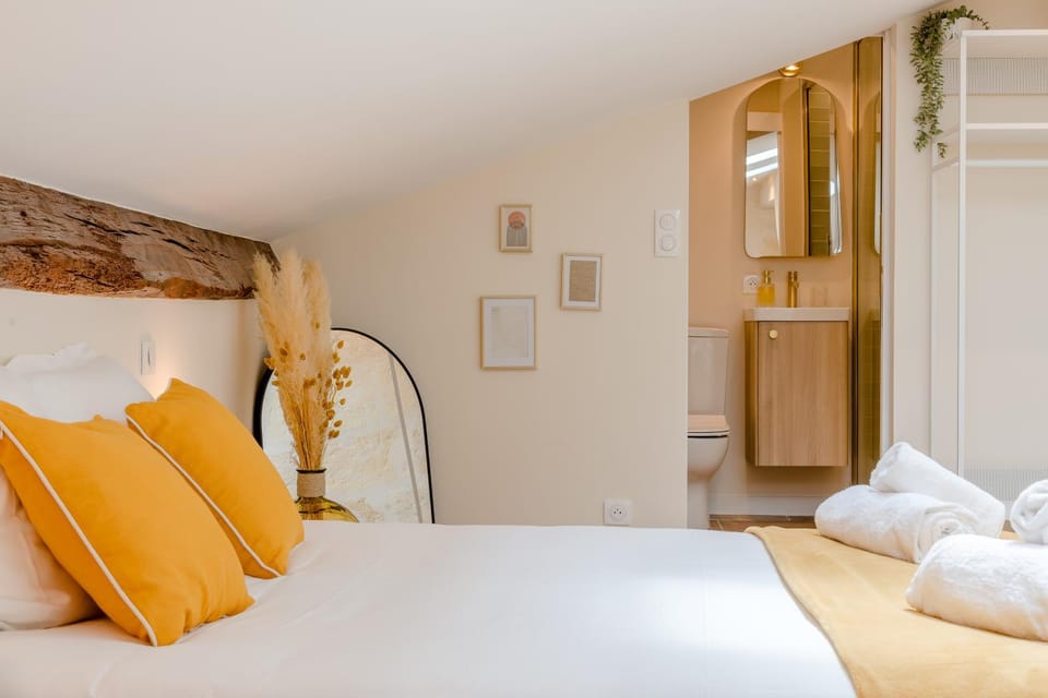 Bed, Bathroom, Photo of the whole room