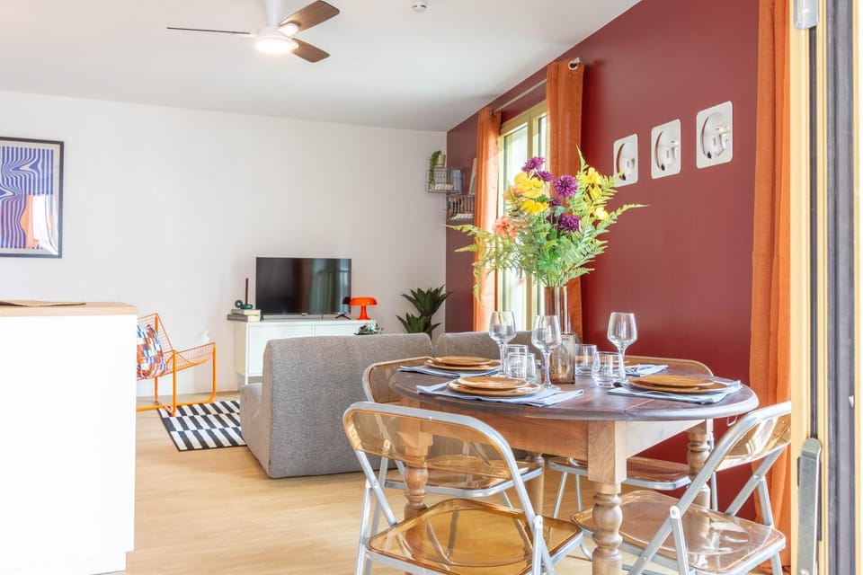 Communal lounge/ TV room, TV and multimedia, Living room, Seating area, Dining area