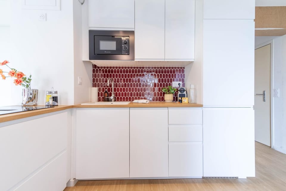 Kitchen or kitchenette, oven, stove