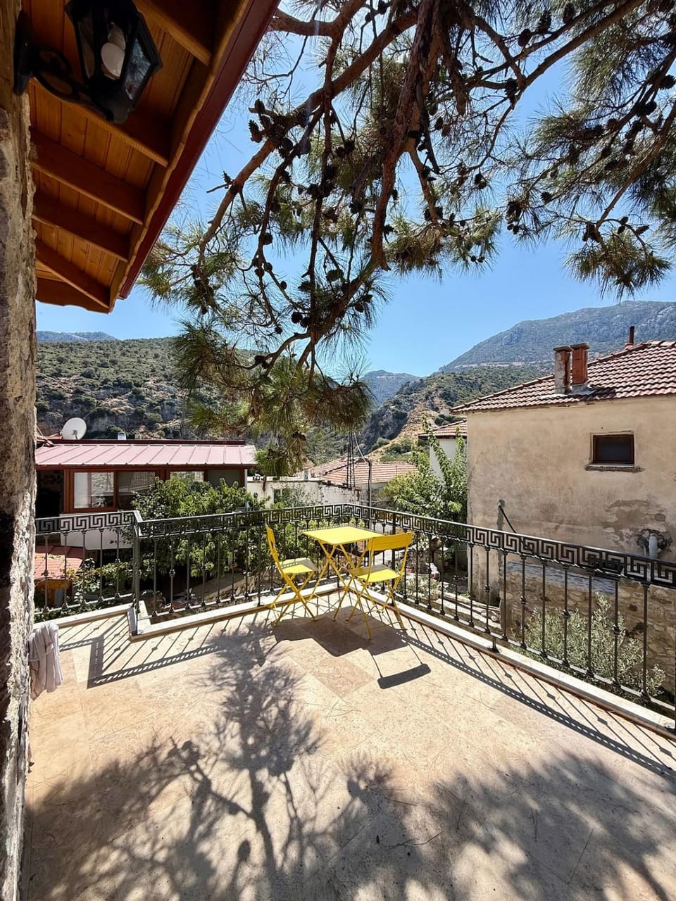 Hatchas Stone House House in İzmir Province