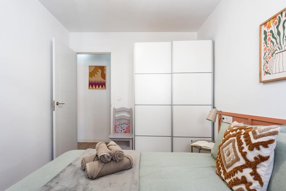 Bed, Bedroom, towels