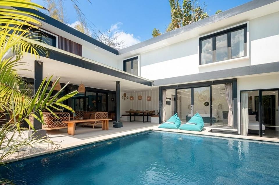Spacious Modern 5BR Pool Villa in Central Bingin Villa in Bali