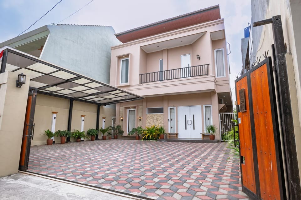 Property building, Facade/entrance, Parking