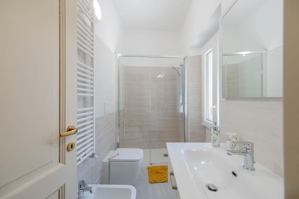 Shower, Toilet, Bathroom, towels