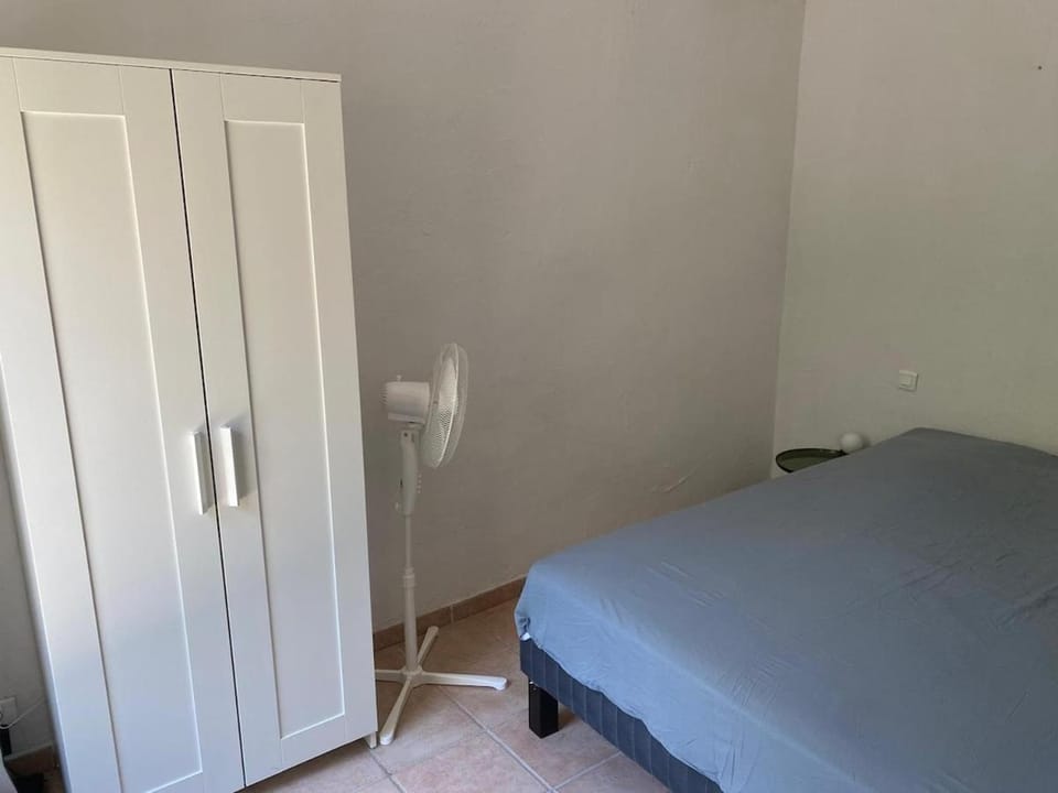 Mazet 2 chambres Île de la Barthelasse Avignon House in Villeneuve-lès-Avignon
