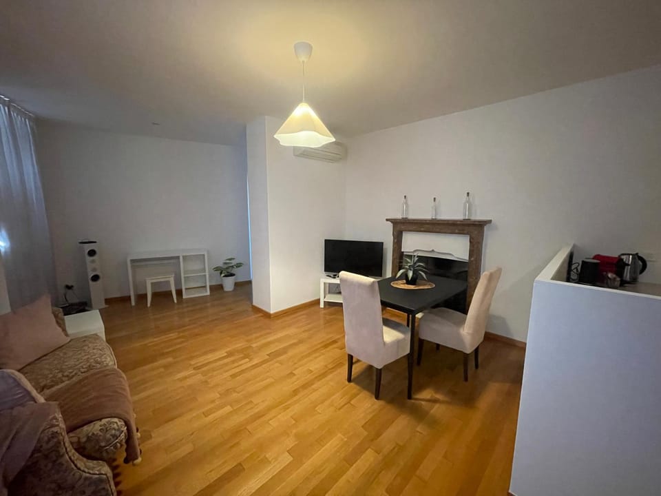 TV and multimedia, Kitchen or kitchenette, Living room, Seating area, Dining area
