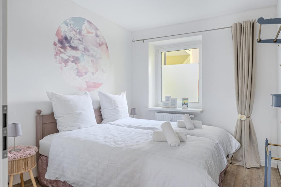 Bed, Photo of the whole room, Bedroom, towels