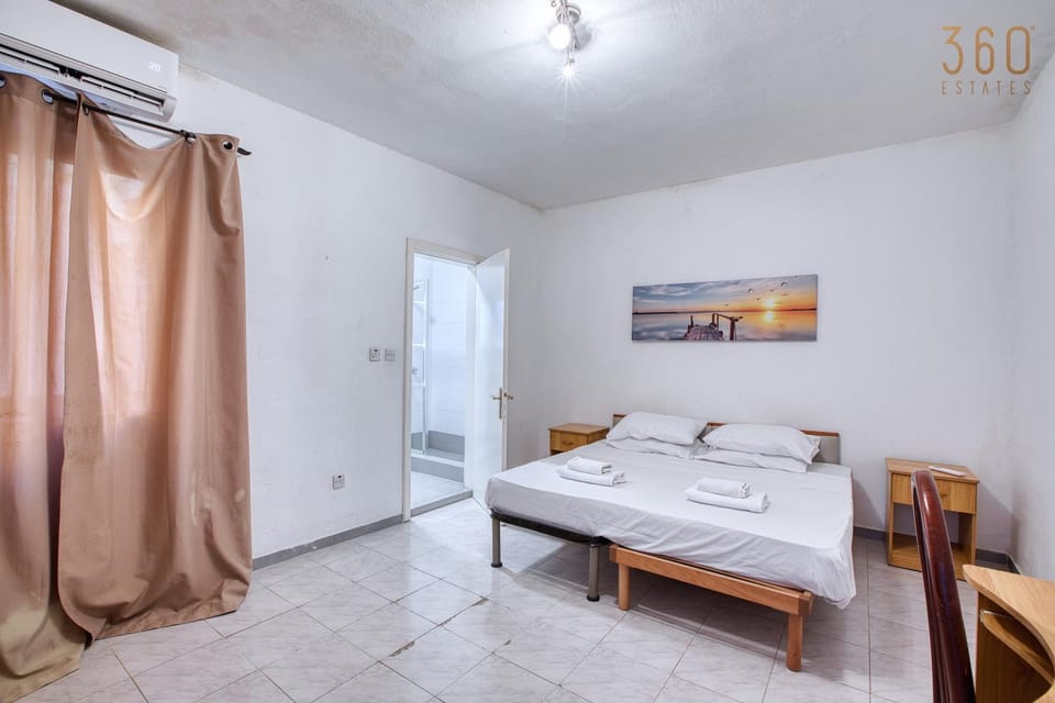 Bed, Photo of the whole room, Bedroom, towels, air conditioner
