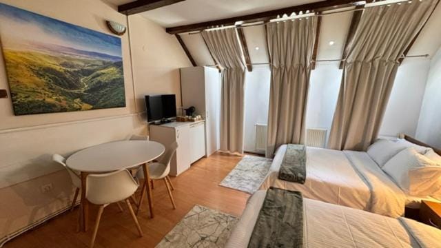 Bed, TV and multimedia, Living room, Photo of the whole room, Bedroom