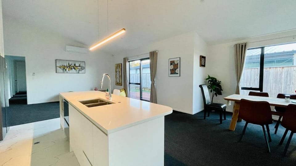 Willow & Light Spacious Warm 4BR Family Retreat Villa in Hamilton